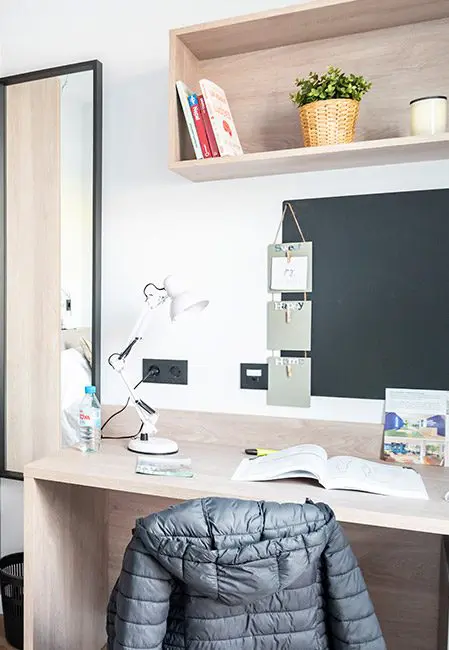 Escritorio habitación residencia Alicante