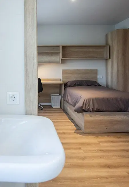 Habitación individual extra detalle escritorio reisdencia bilbao