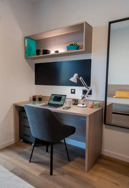 Escritorio habitación residencia Alicante
