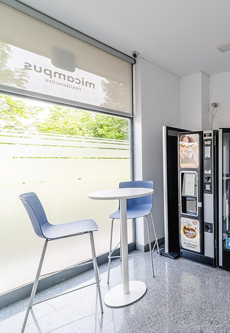 Zona de maquinas alimentación residencia universitaria en Logroño