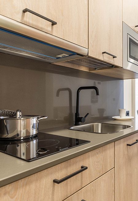 Detalle cocina en habitación individual en residencia universitaria en Madrid
