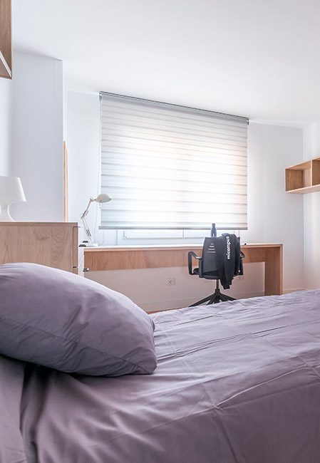 Detalle cama en habitación individual en residencia universitaria en Leganés