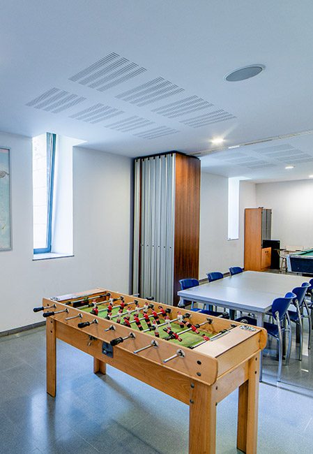 Detalle futbolín salón de estar residencia universitaria en Burgos