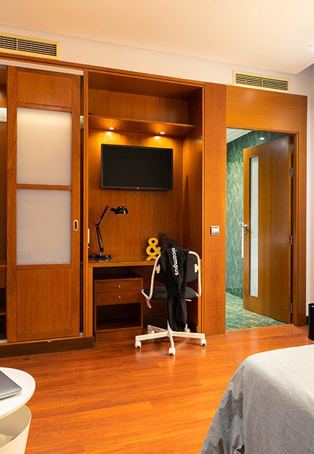 Vista armario, escritorio y baño habitación individual premium residencia universitaria Aranjuez