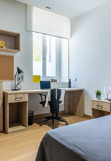 Escritorio cama habitación individual residencia en Aranjuez