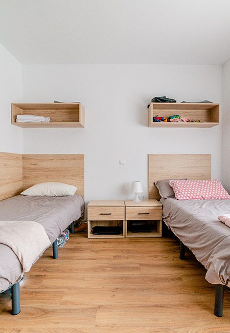 Detalle cama habitación doble residencia universitaria en Logroño