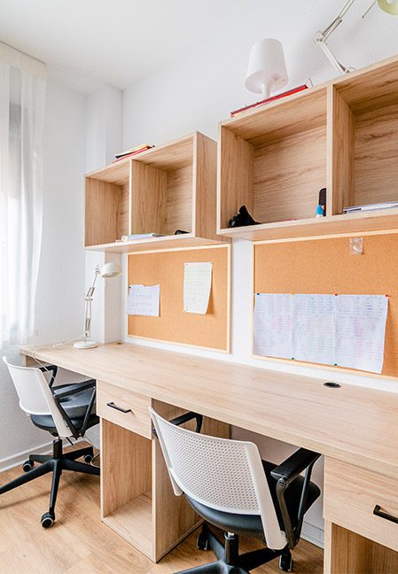 Detalle escritorio habitación doble residencia universitaria en Logroño