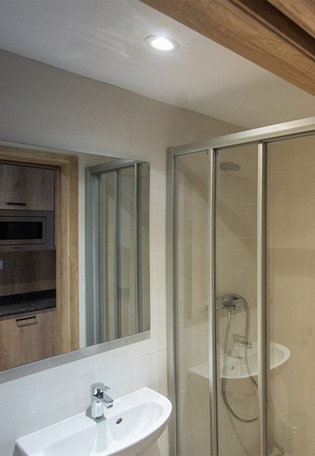 Baño habitación individual residencia estudiantes Bilbao