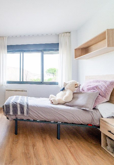 Detalle cama habitación individual residencia universitaria en Logroño