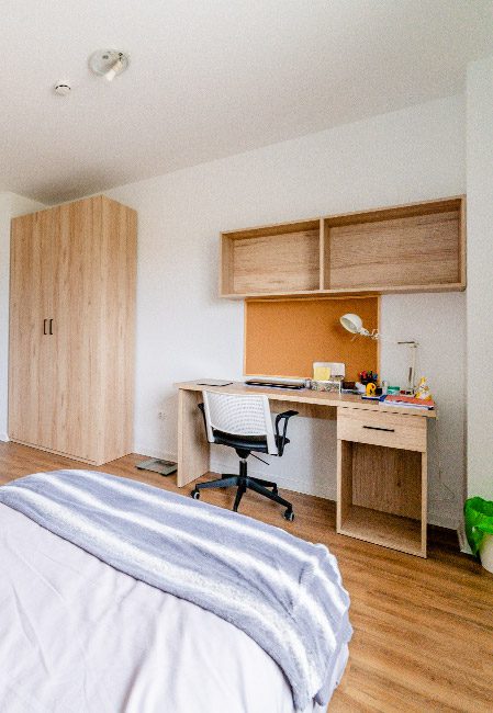 Vista general habitación individual residencia universitaria en Logroño