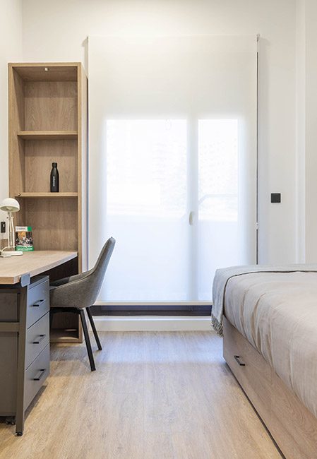 Vista general en habitación individual en residencia universitaria en Madrid