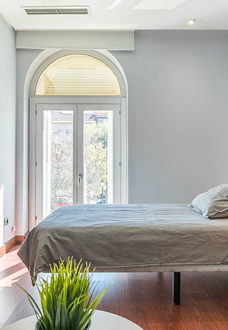 Detalle cama habitación individual premium residencia universitaria en Aranjuez