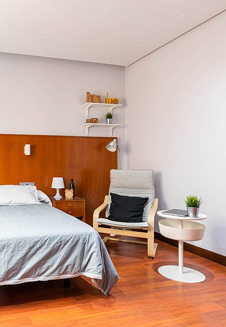 Detalle zona de lectura habitación individual premium residencia universitaria Aranjuez