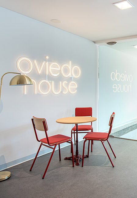 Sala de estar residencia universitaria en Oviedo
